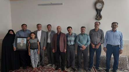 تجلیل از مقام ایثار؛ دیدار کارکنان شرکت شهرک های صنعتی خراسان رضوی با خانواده جانباز شهید “قربان ارثا”